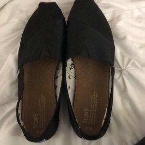 Women’s black Tom’s slip-ons